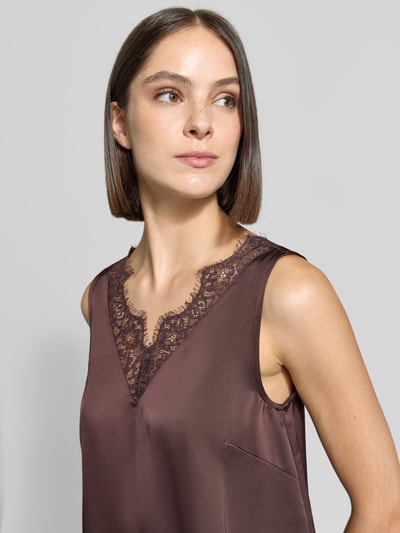 Vrouwenmodel draagt Regular fit top uit satijn met kant van zero in chocoladebruin, asymmetrisch design, v-hals, ruglengte bij maat 36: 52 cm, Nahaufnahme Oberkörper