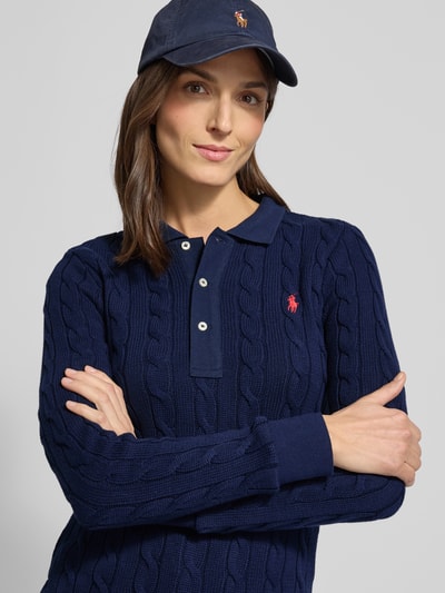 Vrouwenmodel draagt Strickpullover met kabelpatroon en polokraag van Polo Ralph Lauren, puur katoen, slim fit, labelstitching, knoopsluiting, Nahaufnahme Oberkörper.