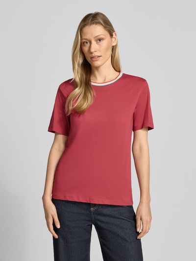 Modelka kobieca nosi T-Shirt aus reiner Baumwolle od Jake*s Casual, prosty krój, okrągły dekolt, bawełna, kolor czerwony, długość tyłu 59 cm, widok całej sylwetki z przodu.