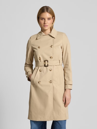 Frauenmodel trägt Trenchcoat mit Ärmelriegeln von Christian Berg Woman Selection in Beige, doppelreihig, tailliert, Ganzkörperansicht von vorne.