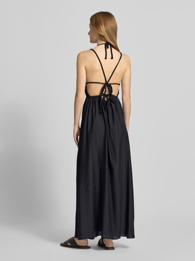 Frauenmodel trägt Maxikleid aus Viskose-Mix mit Flecht-Detail Modell 'Hanke' von LeGer by Lena Gercke, Taillierte Passform, Spaghetti-Träger, Rückenausschnitt, fließender dunkelblauer Stoff, Rückenlänge bei Größe 36: 131 cm, Brustweite bei Größe 36: 35 cm, Ganzkörperansicht Rückansicht.
