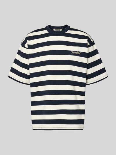 Produktfoto, Relaxed Fit T-Shirt mit Logo-Stitching Modell 'Beam' von Woodbird, Herren T-Shirt aus reiner Baumwolle mit Rundhalsausschnitt, gestreiftes Design in Schwarz und Weiß, Rückenlänge bei Größe M 73 cm