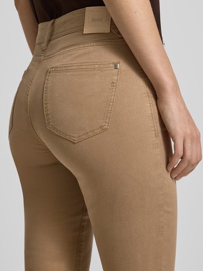 Vrouwenmodel draagt Slim Fit broek in verkorte pasvorm model 'SHAKIRA' van Brax, lyocellmix met katoen, detailopname rug.