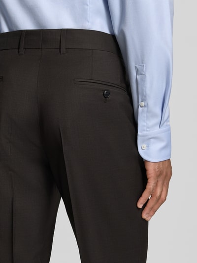 Männermodel trägt Slim Fit Anzug aus reiner Schurwolle Modell 'H-HUGE-2PCS-253' von BOSS, feines Allover-Muster, Detailaufnahme Rückansicht.