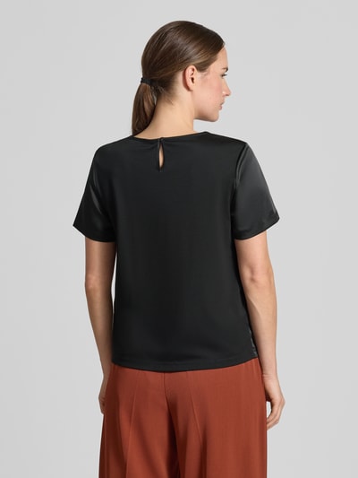 Frauenmodel trägt Regular Fit T-Shirt aus Satin Modell 'GILBERT' von Weekend Max Mara in Schwarz, glänzende Optik, Ganzkörperansicht Rückansicht.