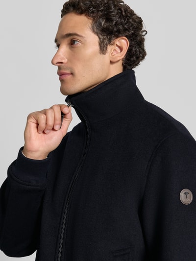 Männermodel trägt Regular Fit Blouson aus Woll-Mix mit Kaschmir-Anteil von JOOP! COLLECTION, dunkler Stoff, Nahaufnahme Oberkörper.