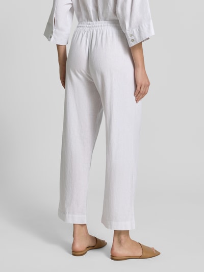Vrouwenmodel draagt Wide Leg Pants aus Leinen-Mix mit elastischem Bund Modell 'Lava' van FREE/QUENT, los vallend, wit, rugaanzicht