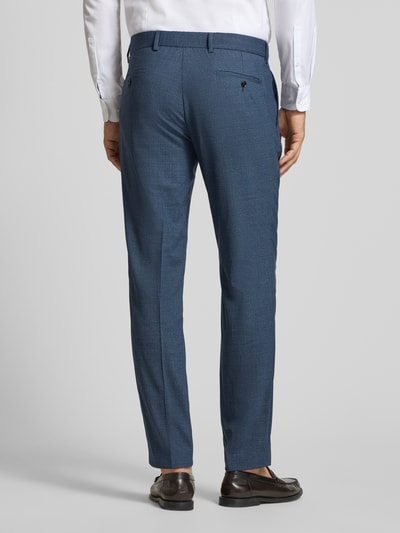Mannenmodel draagt blauwe pantalon met persplooien en paspelzakken model 'Charlie' van CG – CLUB of GENTS, regular fit, geheelachteraanzicht