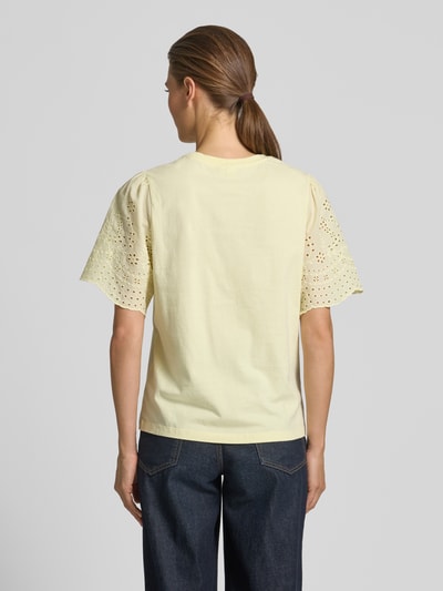 Frauenmodel trägt Damen T-Shirt mit Lochstickerei Modell 'LEX' von YAS in Gelb, Reine Baumwolle, Regular-Fit, Rundhalsausschnitt, Rückenlänge bei Größe S 54 cm, Ganzkörperansicht Rückansicht.
