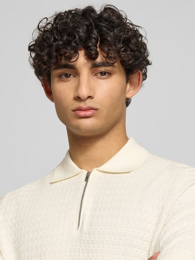 Männermodel trägt Regular Fit Poloshirt aus reiner Baumwolle Modell 'MENU' von Only & Sons in Flechtoptik, Nahaufnahme Oberkörper.