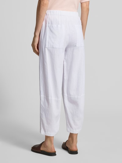 Frauenmodel trägt Stoffhose aus Leinen-Viskose-Mix Modell 'Lava' von FREE/QUENT in Weiß, Relaxed-Fit, elastischer Bund, Rückansicht Ganzkörperansicht. Bundweite bei Größe S: 37 cm, Innenbeinlänge bei Größe S: 66 cm.