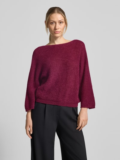 Frauenmodel trägt Relaxed Fit Cardigan mit Mohair-Alpaka-Anteil Modell 'Isaac' von ba&sh in Bordeaux, Strick-Optik, Nahaufnahme Oberkörper.