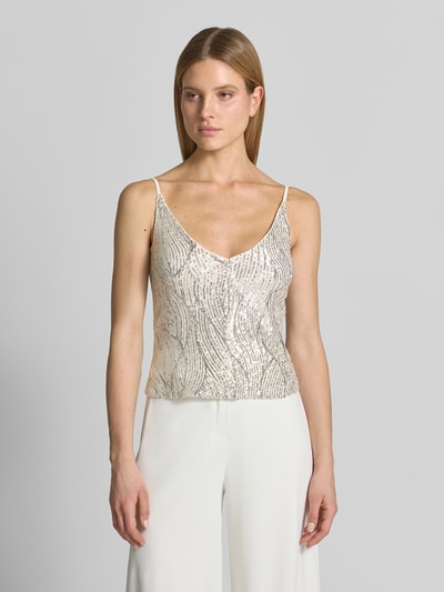 Vrouwenmodel draagt Top met V-hals en pailletten van Swing in materiaalmix met stretch, regular fit, ruglengte bij maat 36: 28 cm, kleur licht, rechte vormen, glanzende textuur. Ganzkörperansicht von vorne.
