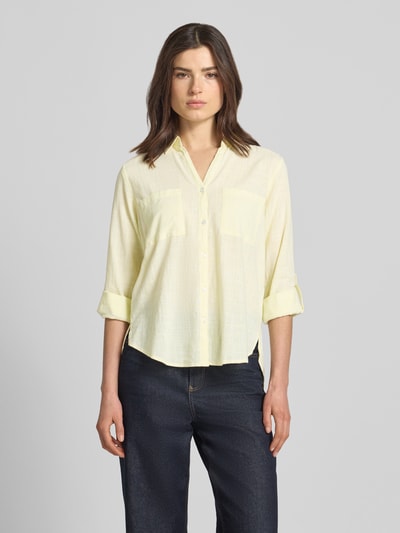 Vrouwenmodel draagt Regular Fit Hemdbluse aus reiner Baumwolle van Tom Tailor, lichtgeel, uni, popeline, borstzakken, lange mouw, hemdkraag, vooraanzicht volledige lichaam
