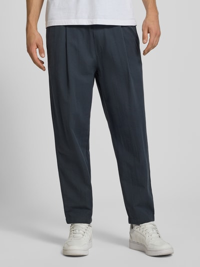Männermodel trägt recht gesneden broek uit pure katoen model 'Woven Pants' van Marc O'Polo DENIM, Heren. Nahaufnahme onderlichaam.