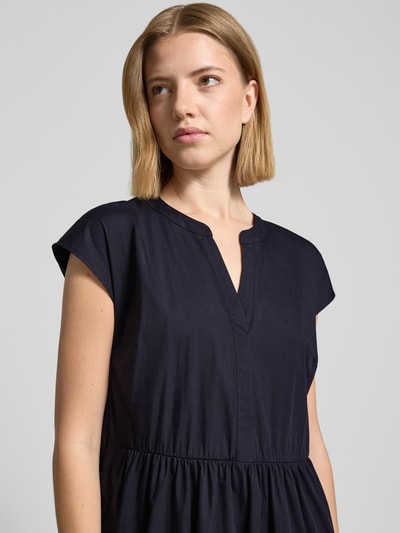 Kobieta modelka nosi Knielanges Kleid im Stufen-Look mit V-Ausschnitt von ROBE LÉGÈRE, mieszanka bawełny z dodatkiem streczu, linia a, długość do kolan, efekt stopniowania, dekolt w serek, krótkie rękawy, długość tyłu w rozmiarze 36: 104 cm, szerokość w rozmiarze 36: 46 cm, zbliżenie na górną część ciała