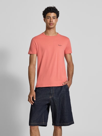 Männermodel trägt Slim Fit T-Shirt aus Baumwoll-Mix Modell 'ORIGINAL BASIC 3N' von Pepe Jeans, unifarben, Label Print, Ganzkörperansicht von vorne