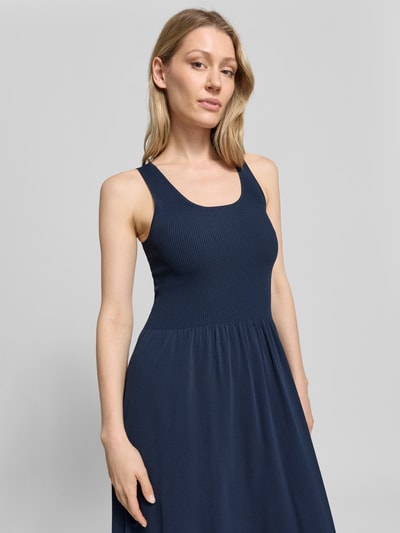 Vrouwenmodel draagt donkerblauw A-lijn tricotjurk van viscosemix model 'CALIBRI' van Weekend Max Mara, dames, nahaufnahme bovenlichaam.