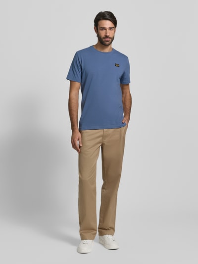 Männermodel draagt T-shirt met Labeldetail van PME Legend, mix van katoen en elastaan, regular fit, ronde hals, ruglengte maat M 71 cm, Ganzkörperansicht von vorne.