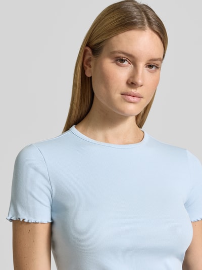 Frauenmodel trägt T-Shirt mit Wellensaum von Jake*s Casual in Hellblau, fein gerippter Baumwoll-Mix, körpernah, Nahaufnahme Oberkörper