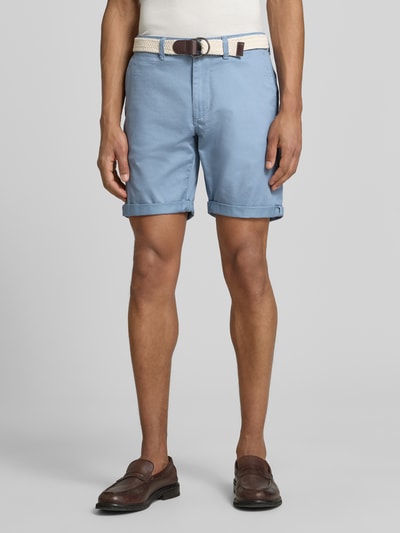 Männermodel trägt Bermudas mit Gürtel und Eingrifftaschen von MCNEAL in Hellblau, Baumwoll-Mix, Straight Fit, Ganzkörperansicht von vorne.