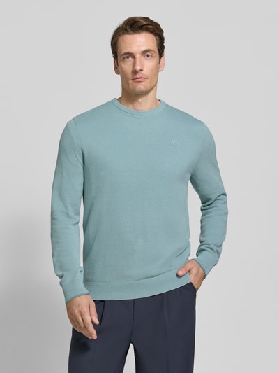 Männermodel trägt Regular Fit Strickpullover aus reiner Baumwolle mit Label-Detail von LERROS in Hellblau, feine Strickstruktur, Rundhalsausschnitt, elastische Bündchen, Rückenlänge 68 cm, Ärmellänge 69 cm, Ganzkörperansicht von vorne.