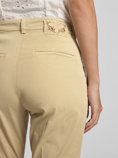 Cambio Spodnie materiałowe o kroju skinny fit w kant model ‘STELLA’ Camel 3