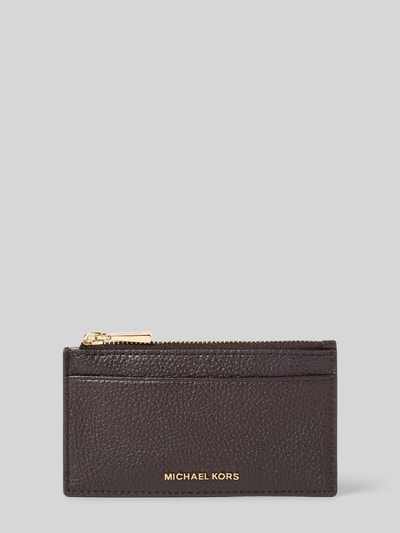 Produktfoto, Kartenetui aus echtem Leder von MICHAEL Michael Kors mit Strukturmuster, metallic Details und Label-Detail auf grauem Hintergrund