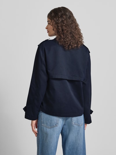 Frauenmodel trägt Regular Fit Trenchcoat-Jacke mit Reverskragen Modell 'HANNAH' von Only, Optik: Unifarben, Rückenpasse, Schulterriegel, Langarm, seitliche Eingrifftaschen, dunkelblau, Ganzkörperansicht Rückansicht.