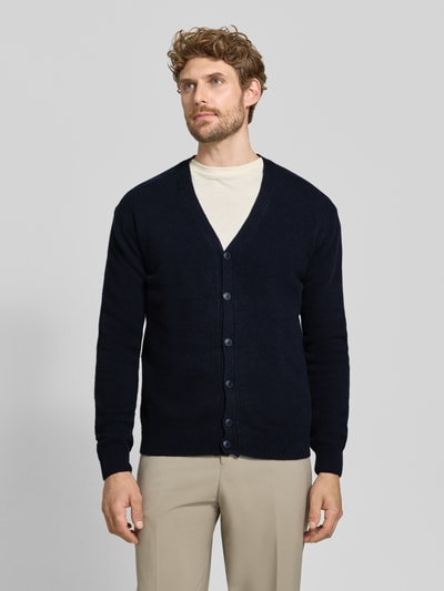 Männermodel trägt granatowy kardigan z mieszanki bawełny, dekolt w serek, listwa guzikowa, Casual Friday, Model 'KARL', krój regular fit, Długość tyłu w rozmiarze M: 70 cm, Długość rękawów w rozmiarze M: 70 cm, przód, Ganzkörperansicht von vorne
