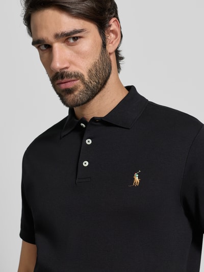 Męski model nosi Poloshirt mit Label-Stitching von Polo Ralph Lauren, czarny kolor, bawełna, regular fit, zbliżenie na górną część ciała.
