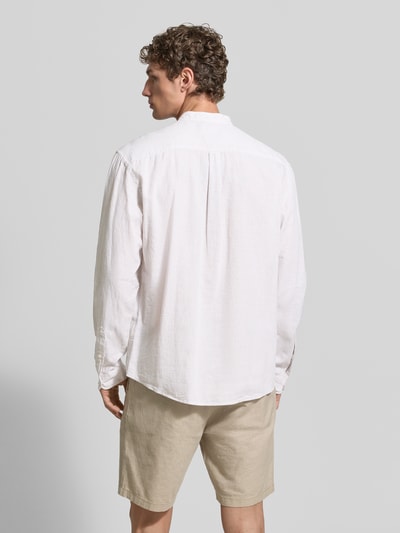 Männermodel trägt Regular Fit Freizeithemd aus Leinen-Baumwoll-Mix von MCNEAL in Weiß, Struktur leicht, Rückenansicht, Rückenlänge 75 cm, Schulterbreite 51 cm, Ärmellänge 66 cm, Stehkragen, Knopfleiste. Ganzkörperansicht Rückansicht.