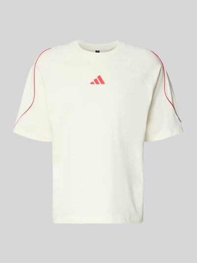 Produktfoto, T-Shirt mit Label-Print von adidas Sportswear in Weiß mit rot abgesetzten Nähten, lockerer Schnitt, reine Baumwolle, gerippter Rundhalsausschnitt