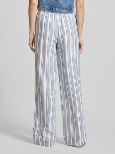 Frauenmodel trägt Wide Leg Leinenhose mit elastischem Bund Modell 'GOA' von Only, gestreift, Viskose-Leinen-Mix, Ganzkörperansicht Rückansicht.