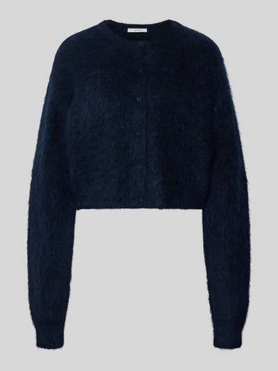 Produktfoto, Cropped Strickjacke mit Knopfleiste Modell 'debbie' von Gestuz aus dunkelblauem Woll-Mohair-Mix mit Stretch-Anteil und gerippten Abschlüssen, lockerer Schnitt, Rundhalsausschnitt, strukturierte, weiche Textur.