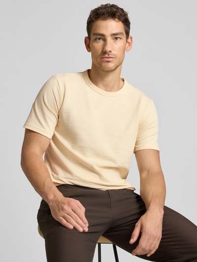 Männermodel trägt Regular Fit T-Shirt aus Baumwoll-Mix Modell 'SANDER' von SELECTED HOMME, unifarben, Seersucker-Textur, Nahaufnahme Oberkörper