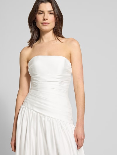 Frauenmodel trägt Regular Fit Abendkleid in Falten-Optik von Luxuar, schulterfrei, Satin, taillierte Passform, Nahaufnahme Oberkörper.