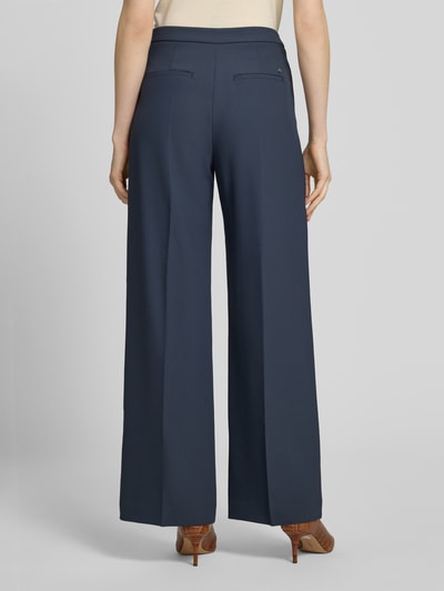 Vrouwenmodel draagt straight fit Dames pantalon met persplooien, Model 'Leya Miley' van MOS MOSH, achteraangezicht, context: haakjes- en ritssluiting, zij-steekzakken, achterzakken, bandwijdte maat 36: 45 cm, binnenbeenlengte maat 36: 73 cm. Ganzkörperansicht Rückansicht.