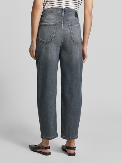 Vrouwenmodel draagt grijze Dames jeans van DRYKORN, katoenmix, straight fit, Model 'Flown', 5-pocketmodel, knoop- en ritssluiting, geheellichaamsaanzicht achteraan.