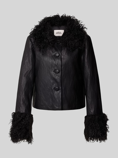 Produktfoto, Jacke in Leder-Optik Modell 'Tracy' von LOLLYS LAUNDRY, schwarze Kunstleder-Oberfläche, Kunstfell an Kragen und Ärmeln, sichtbare Knopfleiste, Regular Fit, Damen Jacke