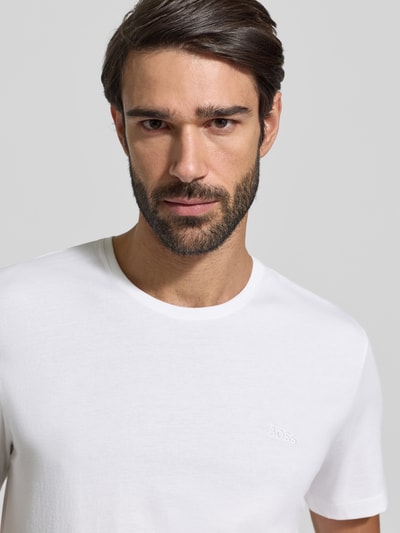 Männermodel trägt T-Shirt mit Rundhalsausschnitt im 2er-Pack Modell 'ComfortS' von BOSS aus reiner Baumwolle, unifarbenes Design, Label-Stitching, Nahaufnahme Oberkörper.