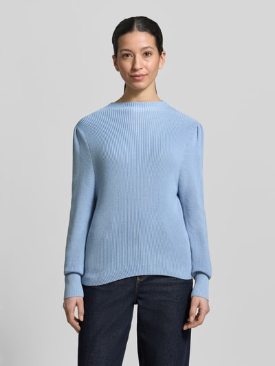 Frauenmodel trägt Slim Fit Pullover in Strick-Optik von zero aus Baumwoll-Mix mit Rundhalsausschnitt, Ganzkörperansicht von vorne.