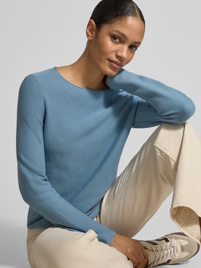 Modelka kobieca nosi Regular Fit Strickpullover aus reiner Baumwolle od Marc O'Polo, kolor jednolity niebieski, dzianina bawełniana, długi rękaw z rolowanym brzegiem, widok z przodu, ujęcie zbliżeniowe górnej części ciała.