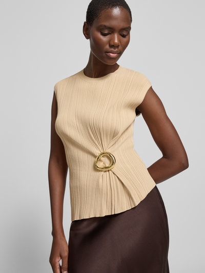 Frauenmodel trägt Blusenshirt aus Viskose-Mix von Joseph in Beige mit Ripp-Optik, Zier-Applikation in metallic, Nahaufnahme Oberkörper. Körpernahe Passform, Rundhalsausschnitt, extrakurze Ärmel, Rückenlänge bei Größe S: 54 cm.