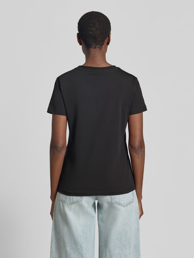 Frauenmodel trägt T-Shirt mit Ziersteinbesatz und Rundhalsausschnitt von Guess Activewear aus schwarzem Baumwoll-Elasthan-Mix, Ganzkörperansicht Rückansicht.