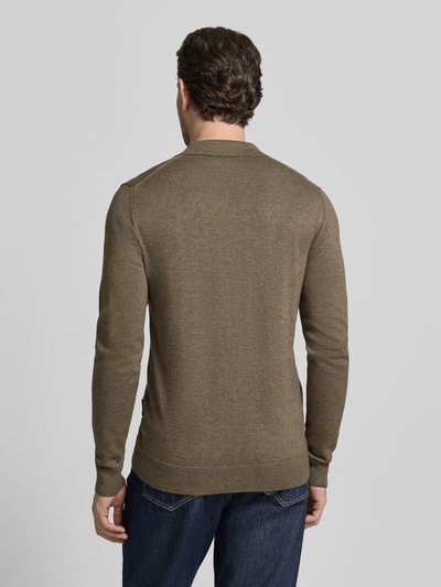 Männermodel trägt Regular Fit Longsleeve aus Lyocell-Mix Modell 'Bells' von Casual Friday, Strick-Optik in Oliv, Ganzkörperansicht Rückansicht.