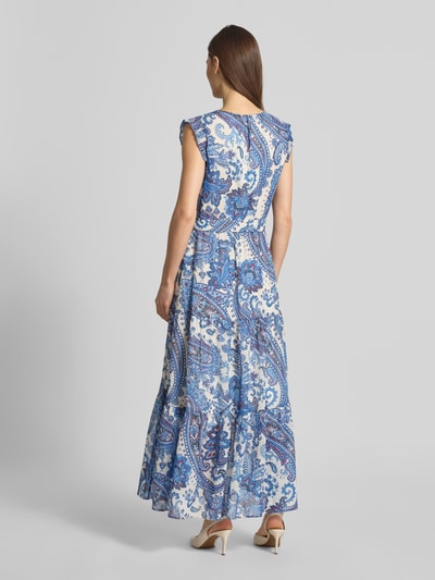 Vrouwenmodel draagt midi-jurk im all-over look met strikceintuur van Oui, blauwe en witte print, model in A-lijn, ruglengte 129 cm, borstwijdte 49 cm, maat 36, rugaanzicht whole body.
