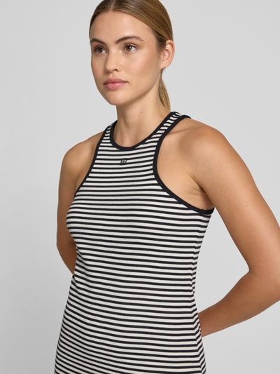 Frauenmodel trägt Slim Fit Kleid in Strick-Optik von Anine Bing aus elastischem Baumwoll-Mix mit Rundhalsausschnitt, Logo-Stitching, ärmelloses Design, Farbe Schwarz-Weiß, Nahaufnahme Oberkörper.