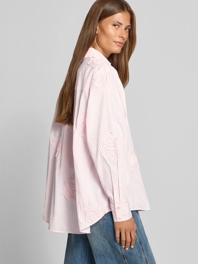 Frauenmodel trägt Regular Fit Hemdbluse aus reiner Baumwolle Modell 'Dalma Doris' von Neo Noir mit floralem Allover-Besatz, Ganzkörperansicht Rückansicht.