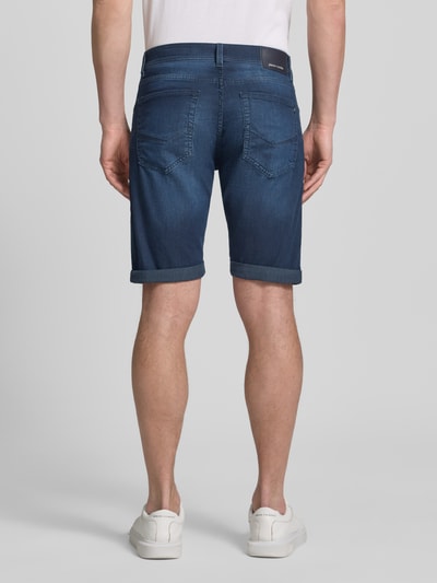 Männermodel trägt Jeansshorts mit Label-Detail von Pierre Cardin, Blau, Baumwoll-Mix, Regular Fit, Umschlag, Ganzkörperansicht Rückansicht.
